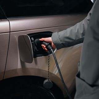 Įkrovimo kabelis, jungiamas į elektromobilio įkrovimo lizdą ADCParking aikštelėje