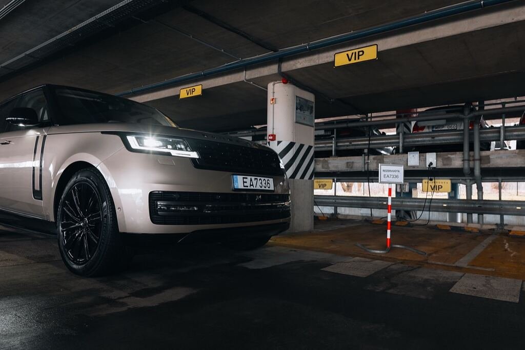 Prabangus visureigis PLATI VIP vietoje po stogu su geltonais VIP ženklais ADCParking aikštelėje