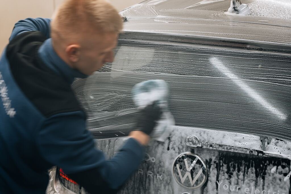 ADCWash darbuotojas rankomis plauna automobilį aktyviomis putomis