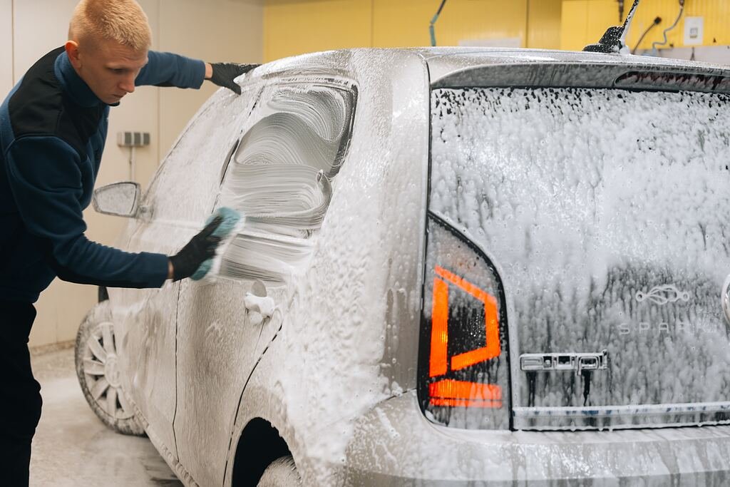 ADCWash specialistas plauna automobilio galinę dalį minkšta kempine